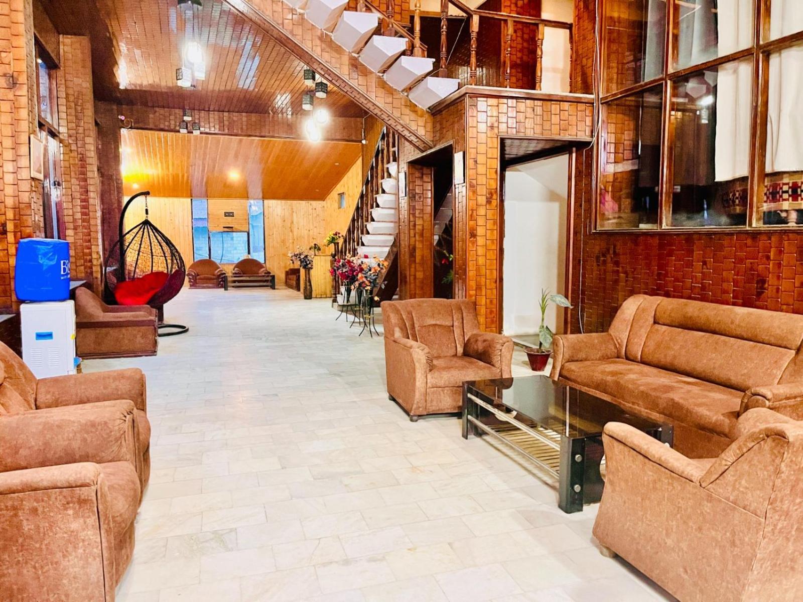 The Hadimba Palace # Mountain View ! Family ! Big Private Parking ! Near To Mall Road 4*