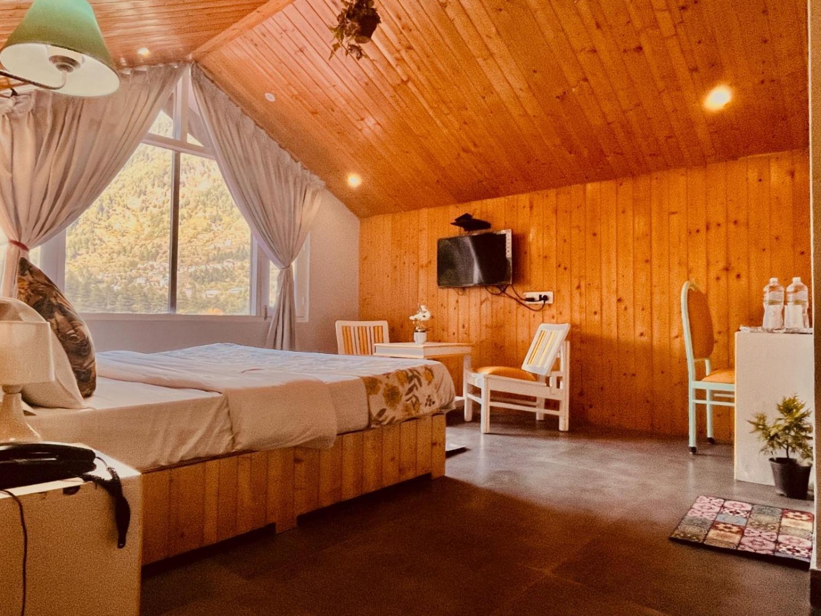The Hadimba Palace # Mountain View ! Family ! Big Private Parking ! Near To Mall Road Manali (Himachal Pradesh)