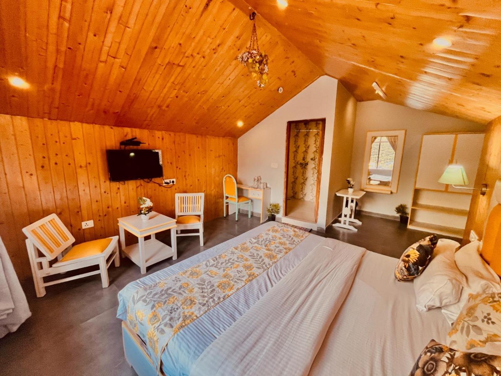 Hotel The Hadimba Palace # Mountain View ! Family ! Big Private Parking ! Near To Mall Road Manali (Himachal Pradesh)