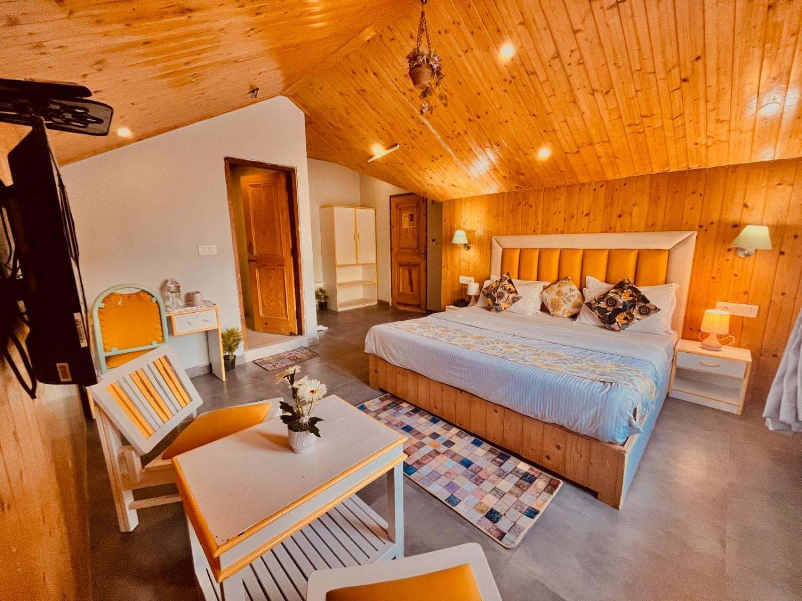 Hotel The Hadimba Palace # Mountain View ! Family ! Big Private Parking ! Near To Mall Road 4*