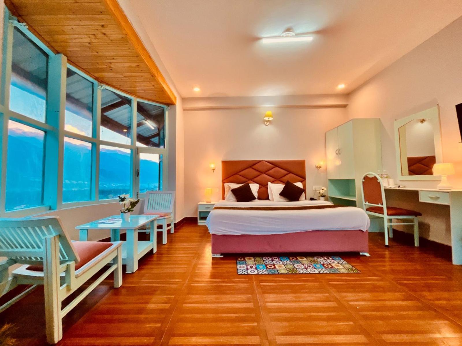 Hotel The Hadimba Palace # Mountain View ! Family ! Big Private Parking ! Near To Mall Road Manali (Himachal Pradesh)