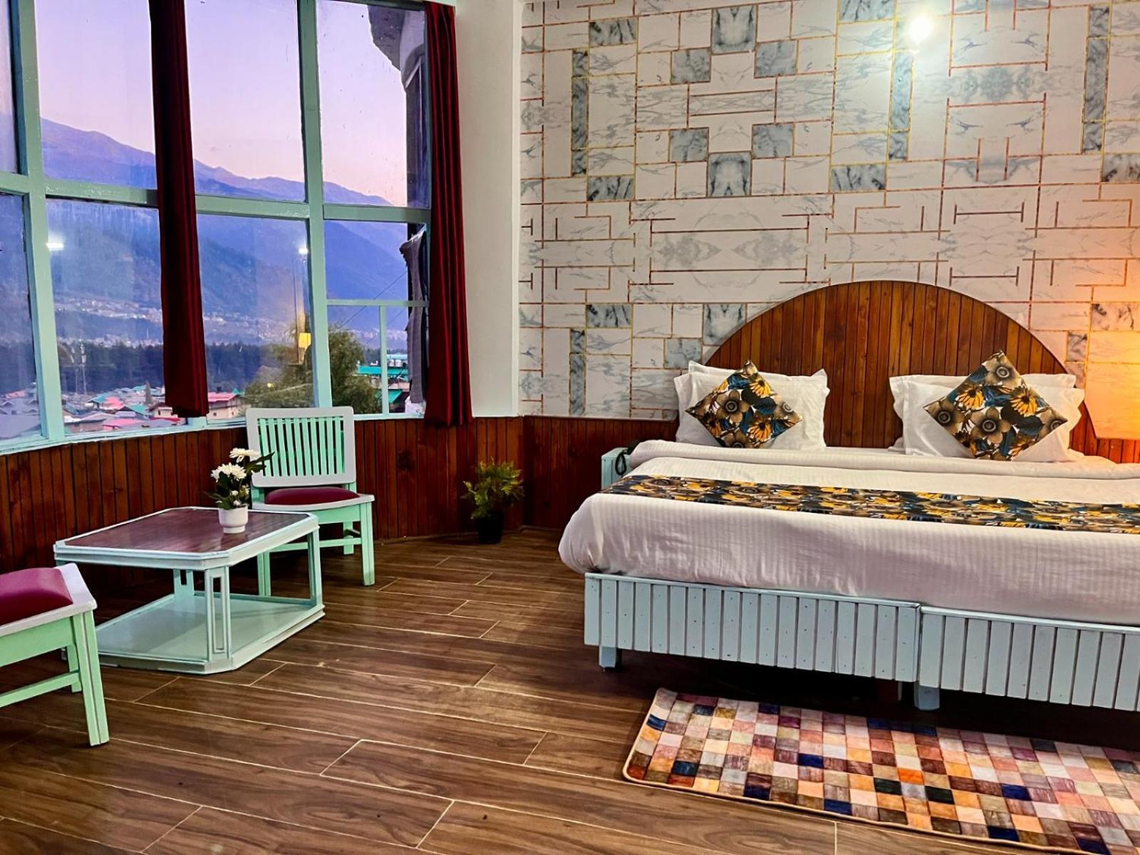 The Hadimba Palace # Mountain View ! Family ! Big Private Parking ! Near To Mall Road Manali (Himachal Pradesh)