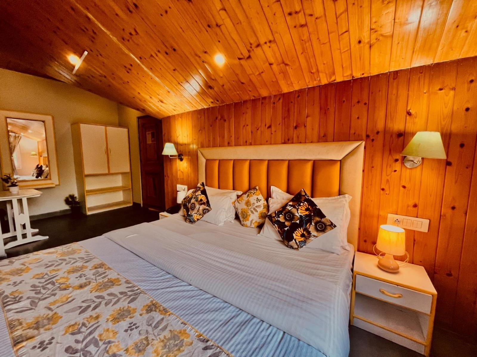 Hotel The Hadimba Palace # Mountain View ! Family ! Big Private Parking ! Near To Mall Road 4*