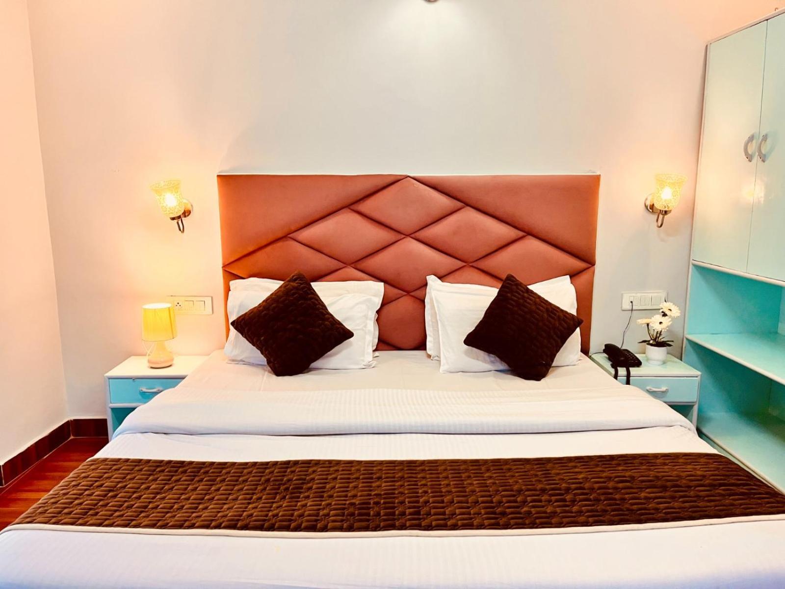 Hotel The Hadimba Palace # Mountain View ! Family ! Big Private Parking ! Near To Mall Road Manali (Himachal Pradesh)