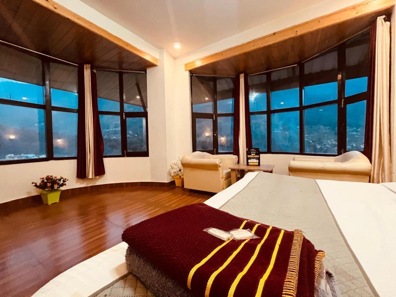 The Hadimba Palace # Mountain View ! Family ! Big Private Parking ! Near To Mall Road Manali (Himachal Pradesh)