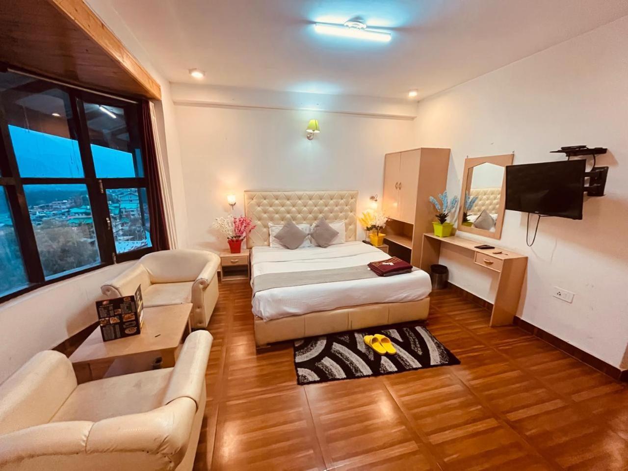 The Hadimba Palace # Mountain View ! Family ! Big Private Parking ! Near To Mall Road Hotel