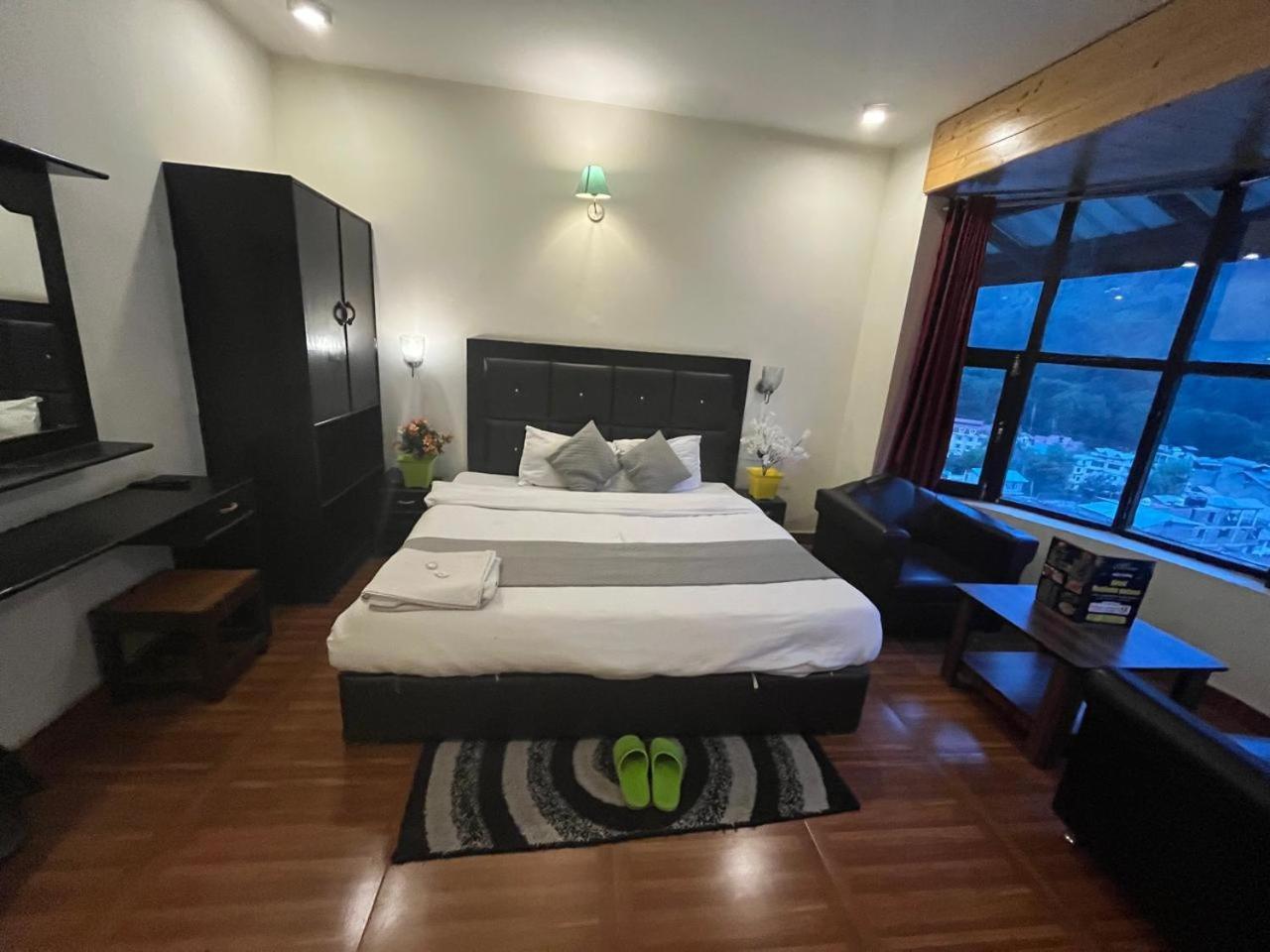 The Hadimba Palace # Mountain View ! Family ! Big Private Parking ! Near To Mall Road Manali (Himachal Pradesh)