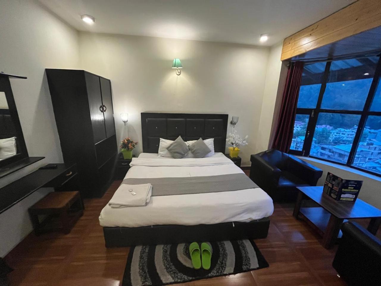 The Hadimba Palace # Mountain View ! Family ! Big Private Parking ! Near To Mall Road Hotel